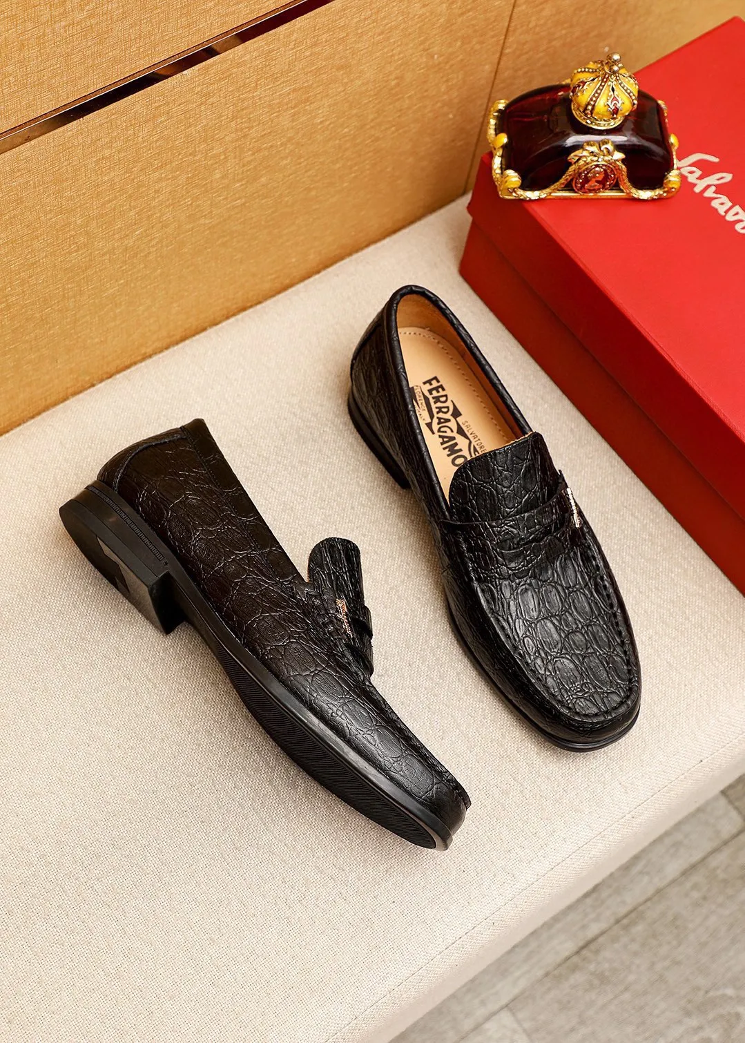 Men's shoes 💰480 💐 Product trademark: Ferragamo "Ferragamo" casual leather shoes Regular size: 38-44 (45🉑️customized) Product materials: Selected imported first-layer calfskin embossed upper + luxury hardware buckle, imported water-dyed cowhide leather lining. Strong three-dimensional visual effect, original outsole color: 1⃣️color optional